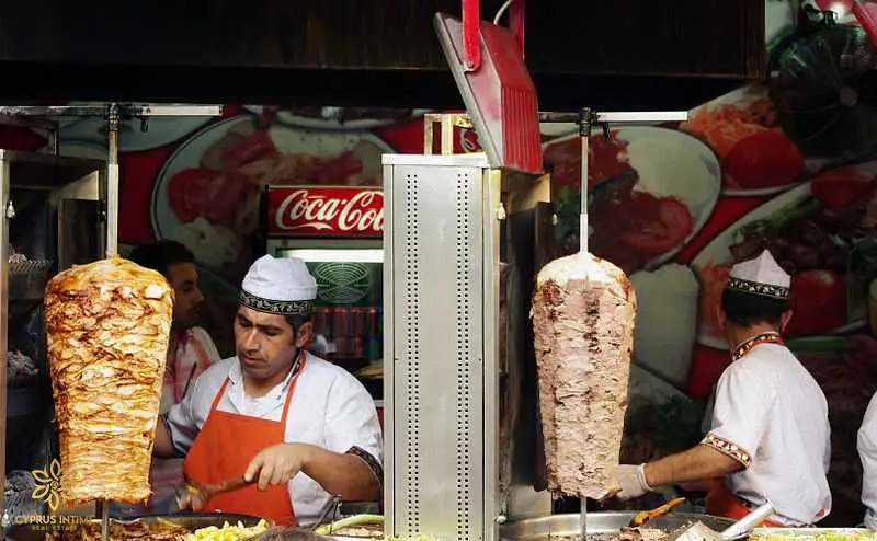  "دونر کباب، غذای محبوب خیابانی با طعمی بی‌نظیر."