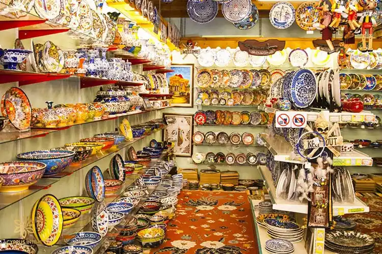 نمایی از بازار سنتی گیرنه در قبرس شمالی، جایی پر از صنایع دستی و سوغاتی‌های محلی